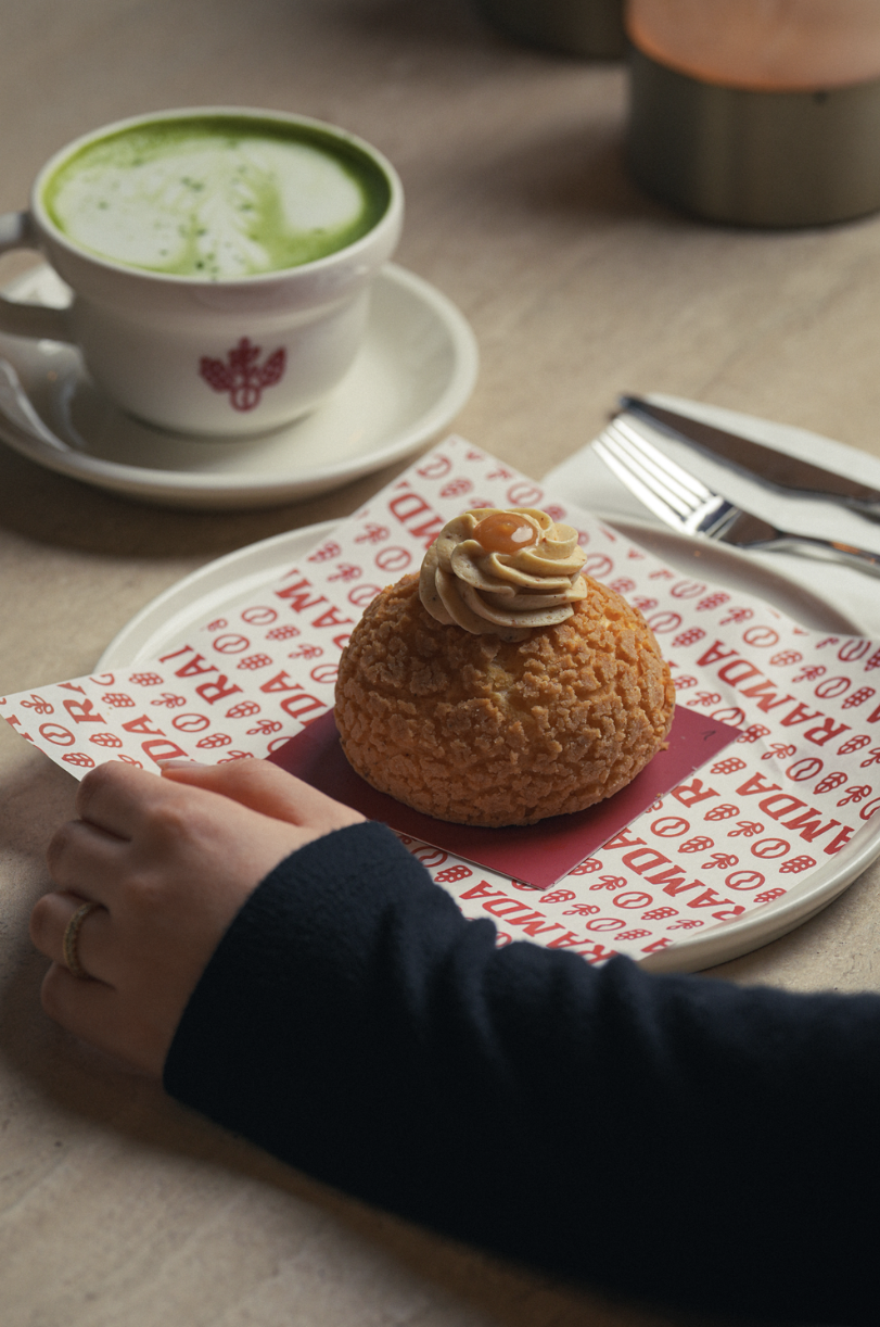Matcha latte ve cream puff